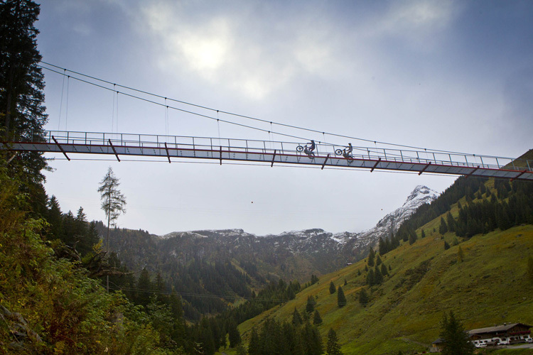 Raga und Lampkin auf der Hängebrücke im «Teufelswasser»