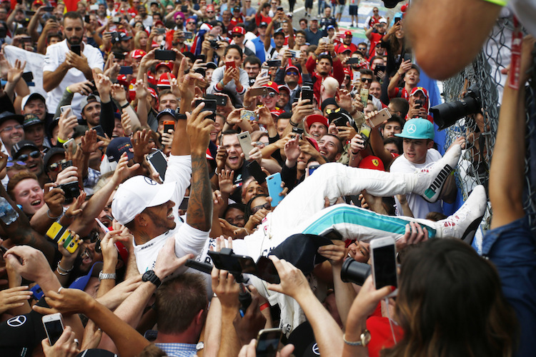 Sieger Lewis Hamilton feiert mit seinen Fans