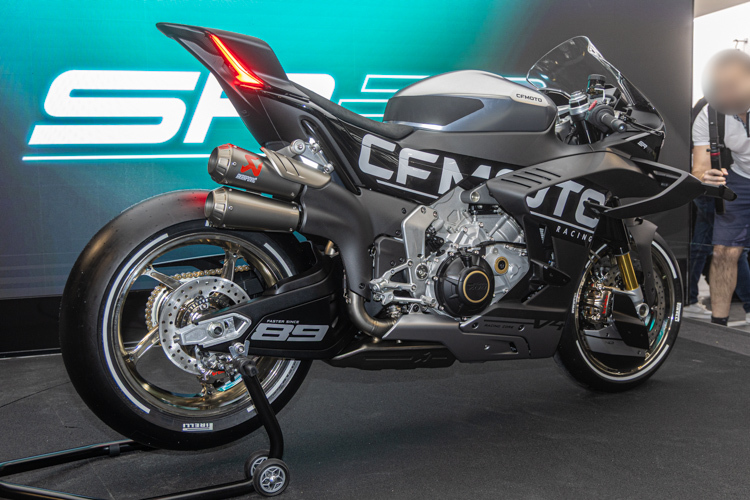 Schwacher Trost: Die Überholten dürfen in eine Doppelröhre von Akrapovic gucken