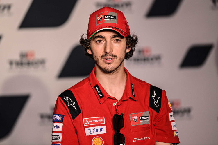 Pecco Bagnaia bei der heutigen Pressekonferenz