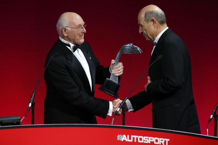 Sauber erhält die Trophäe von der Reporter-Legende Murray Walker.