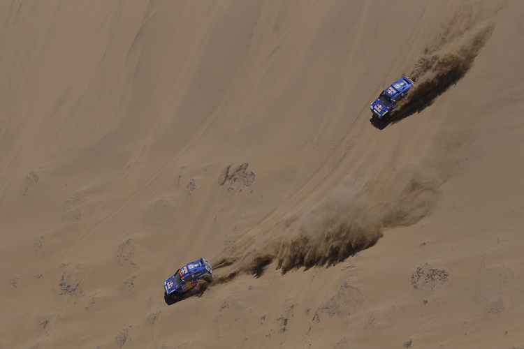 Al-Attiyah und Sainz kämpfen um den Sieg