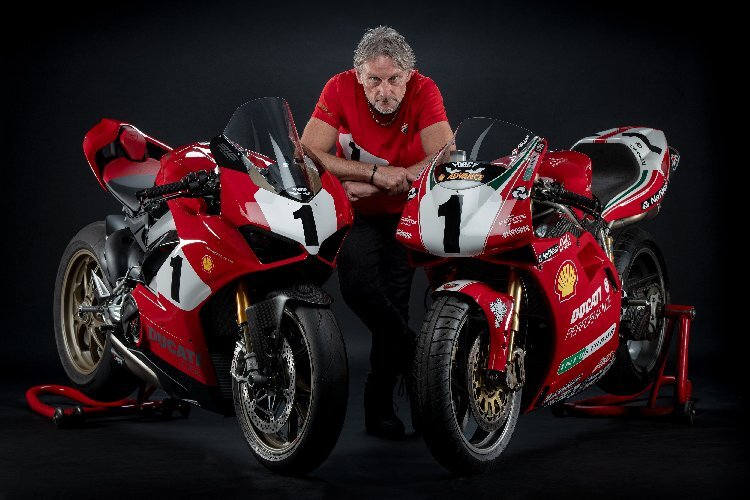 Carl Fogarty mit der 916 und der Ducati V4