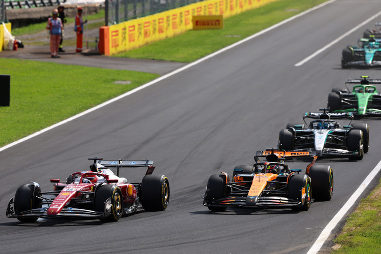 Charles Leclerc im Kampf gegen Oscar Piastri