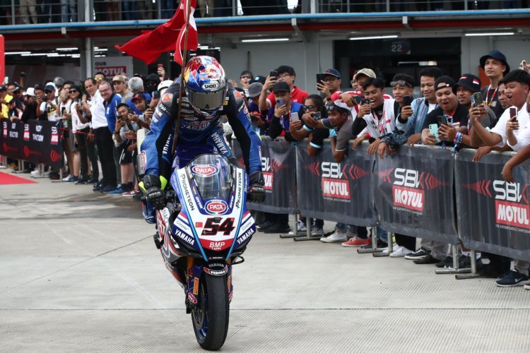 Mit einem Stoppie zelebrierte Toprak Razgatlioglu seinen ersten Saisonsieg