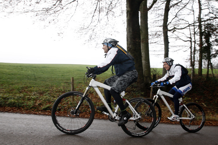 Leon Haslam und Ayrton Badovini beim Mountainbiken