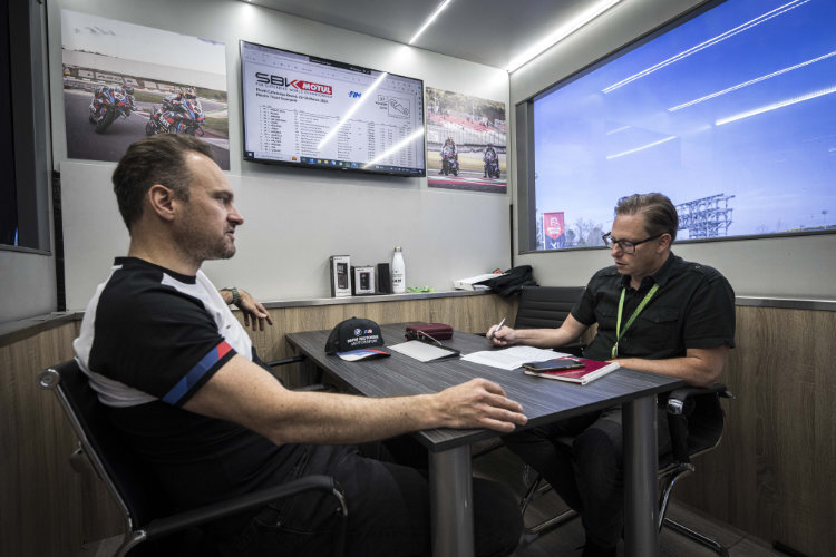 BMW-Geschäftsführer Markus Flasch (li.) mit SPEEDWEEK.com-Chefredakteur Ivo Schützbach