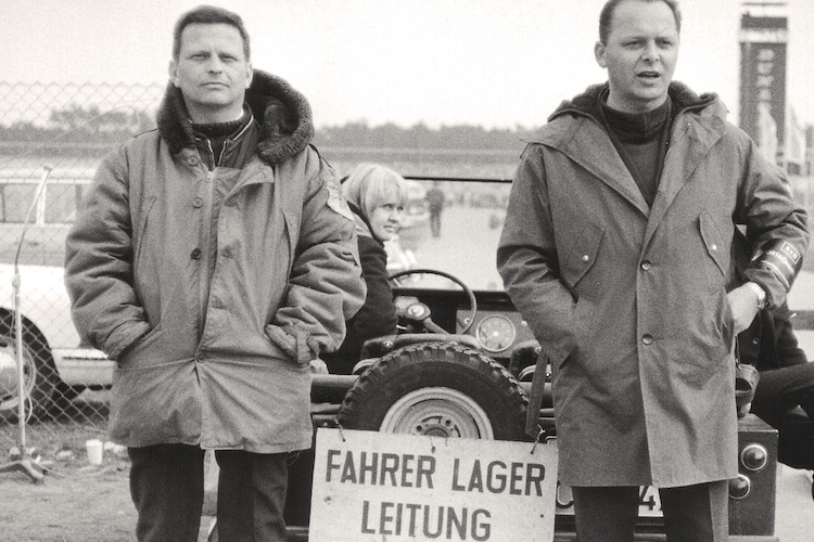 Alles hört auf unser Kommando: Rennleiter-Assistent Volker Carius (links) und Rennleiter Gerd Kröber führten in Mainz-Finthen ab 1964 ein strenges Regiment. Hier ein Foto der beiden aus dem Fahrerlager in Hockenheim eine Woche vor der Finthen-Premiere