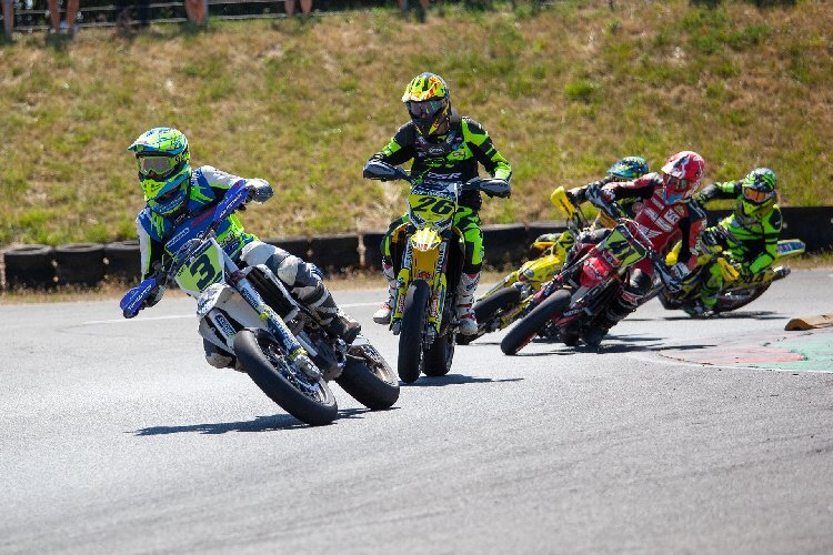 Die Supermoto IDM lieferte sich in Oschersleben eine Hitzeschlacht