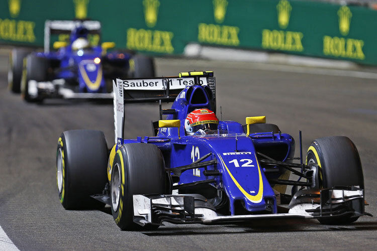 Felipe Nasr vor seinem Teamkollegen Marcus Ericsson