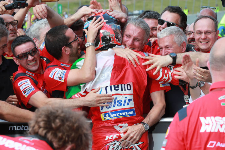 Mugello 2019: Petrucci wird von seiner Ducati-Crew gefeiert, Vergani gehört zu den Gratulanten in der ersten Reihe (rechts von Ciabatti)