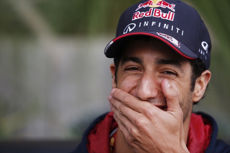 Daniel Ricciardo hat sichtlich Spaß in Bahrain