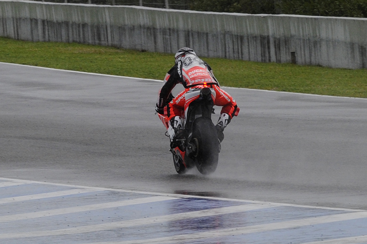 Andrea Dovizioso: Sogar im Regen Hinterrad in der Luft