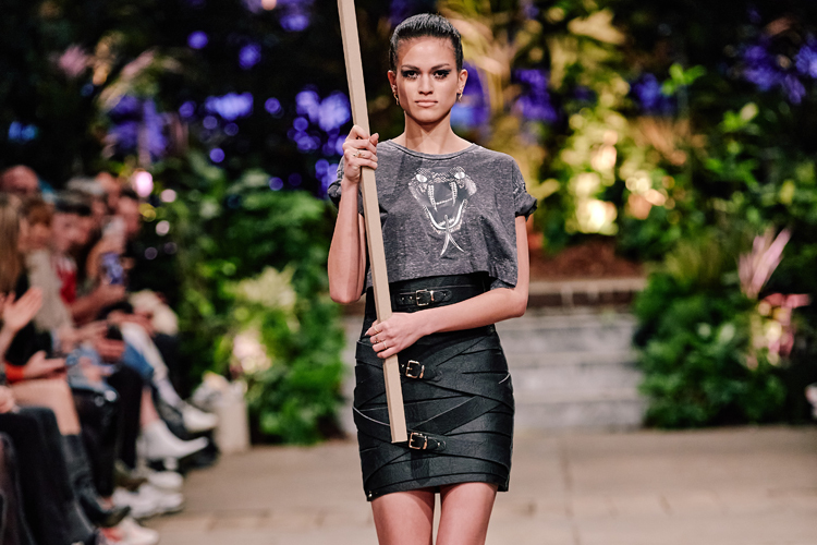 Das Outfit aus Ananasleder wurde erstmals auf der Fashion Week in Berlin im Januar 2020 gezeigt.