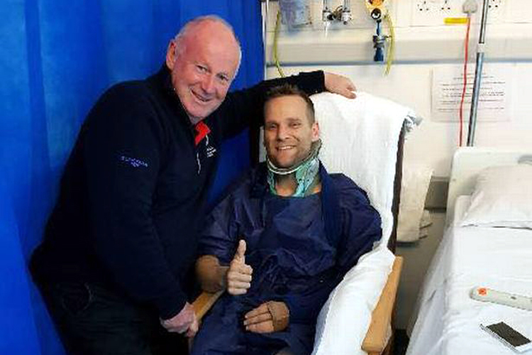 Mervyn White besuchte den schwer verletzten Johan Fredriks im Belfaster Hospital