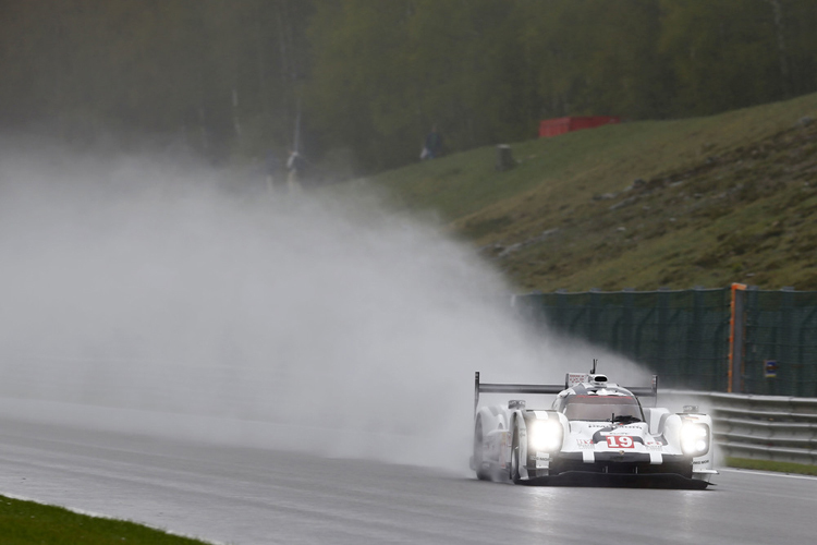 Porsche 919 von Hülkenberg/Tandy/Bamber teilt die Fluten