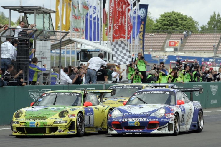 Der Dicke (links): Porsche 997 GT3 RSR-MR beim 24h Rennen auf dem Nürburgring 2008