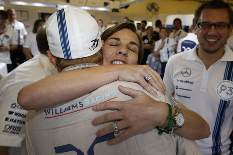 Keine Verlustängste: Claire Williams herzt Valtteri Bottas nach seinem sechsten Podestplatz beim Saisonfinale in Abu Dhabi