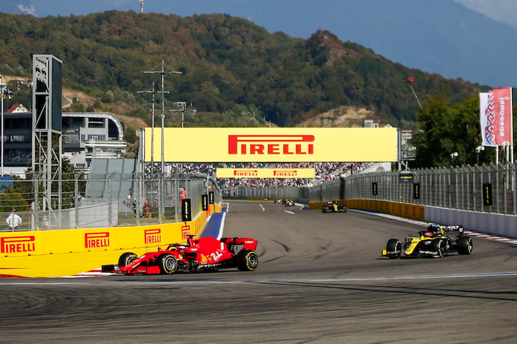 Sebastian Vettel vor den beiden Renault-Fahrern Ocon und Ricciardo