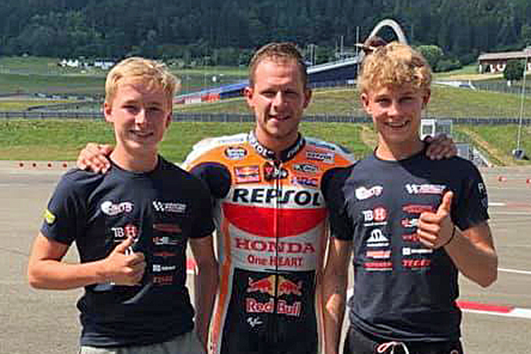 Stefan Bradl (Mitte) mit den Brüdern Rammerstorfer