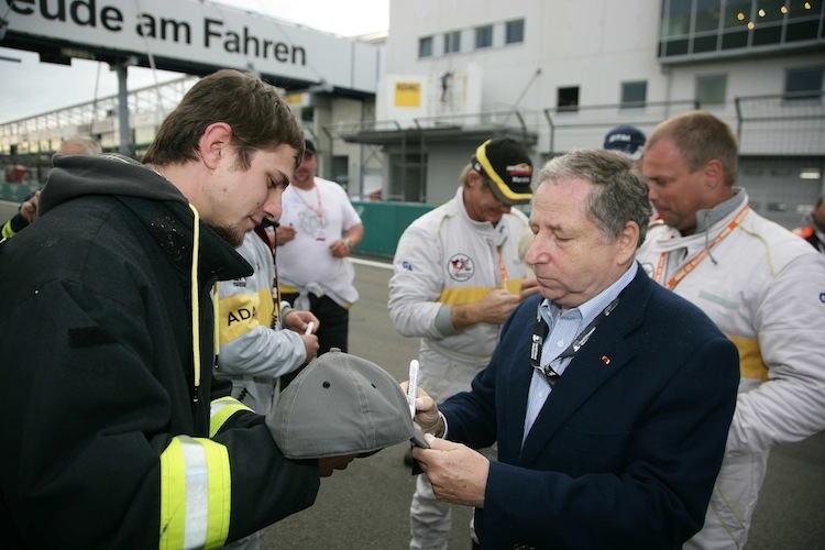 Volksnah: Autogramm von FIA-Chef Todt