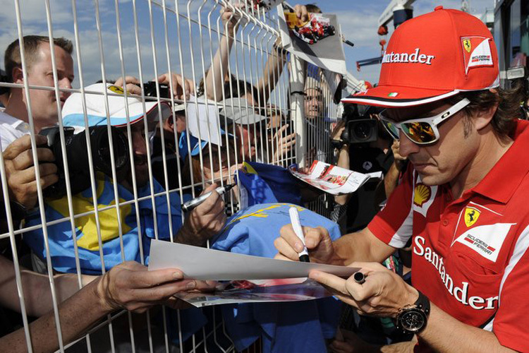 Fernando Alonso gibt Autogramme