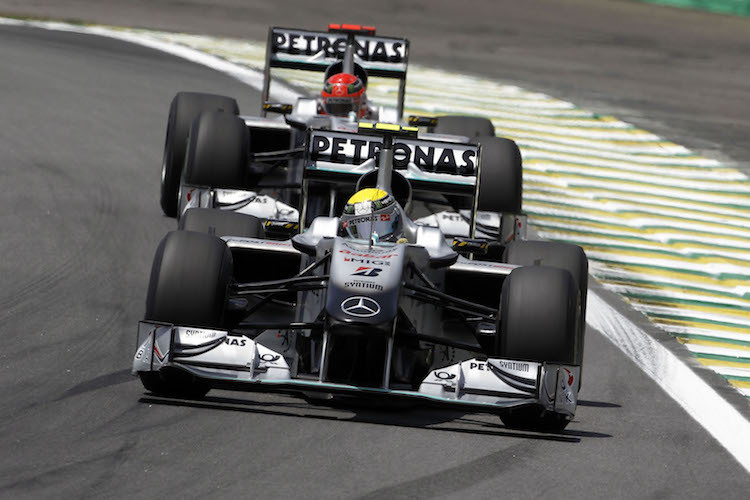2010 bedeutet die Rückkehr der Silberpfeile – hier Rosberg vor Schumacher