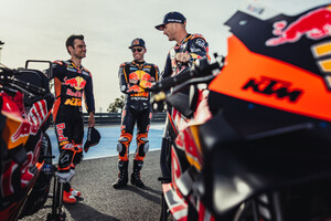 Dani Pedrosa im Gespräch mit Brad Binder und Jack Miller)