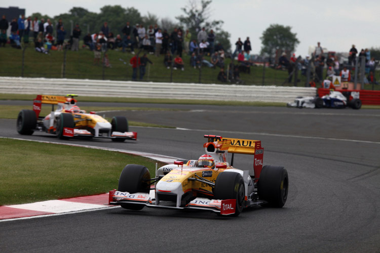Alonso (vorne) landete in England hinter Piquet