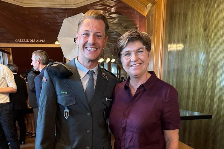 Dominique Aegerter und Sportministerin Viola Amherd