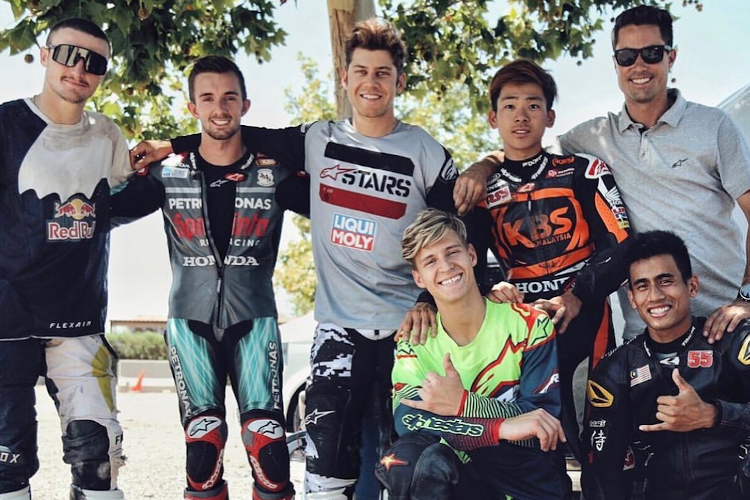 Fabio Quartararo und Hafizh Syahrin (vorne) bei einer gemeinsamen Trainings-Session mit Jack Miller, John McPhee, Marcel Schrötter und Ayumu Sasaki (stehend v.l.n.r)