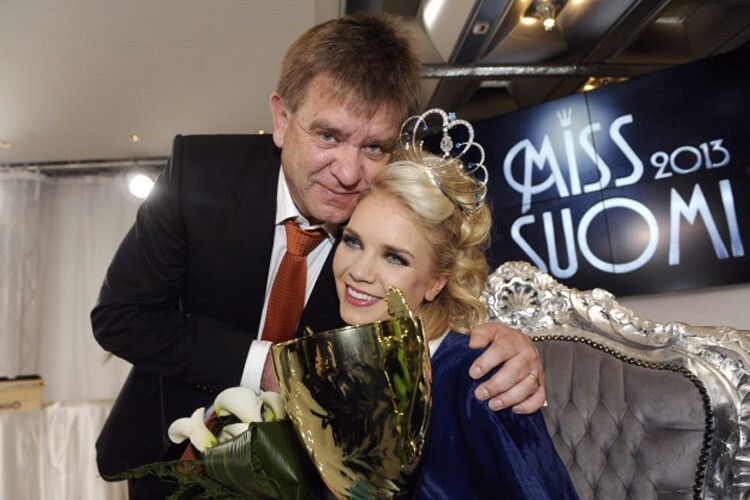 Aki Hintsa mit seiner Tochter Lotta bei der Wahl zur Miss Finnland