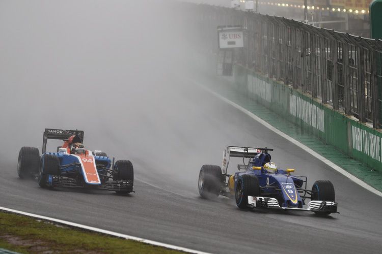 Pascal Wehrlein (Manor) gegen Marcus Ericsson (Sauber) in Brasilien 2016