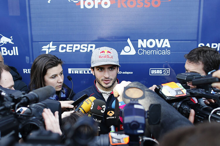 Carlos Sainz Jr war in Barcelona von Presse umlagert