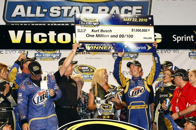 Kurt Busch durfte sich über einen grossen Scheck freuen