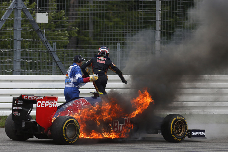 Daniil Kvyat springt aus dem brennenden Toro Rosso
