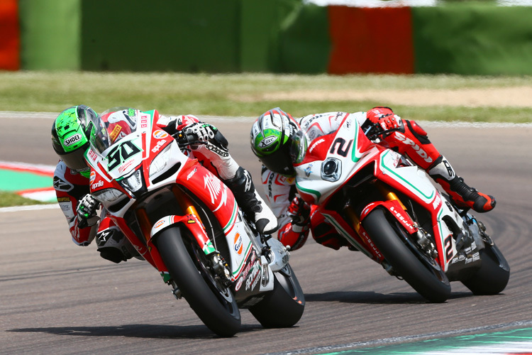 Spannender Kampf: Eugene Laverty vor Leon Camier