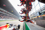 Die Mechaniker empfangen Sieger Daniel Ricciardo