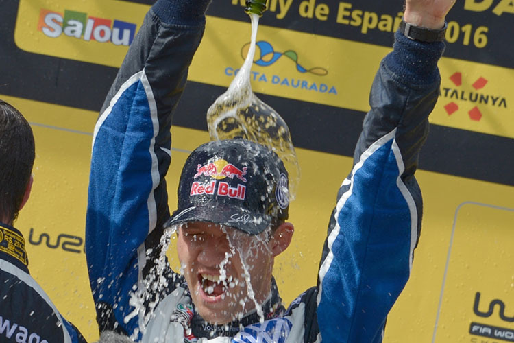 Sekt-Dusche in Spanien – Volkswagen-Pilot Sébastien Ogier 