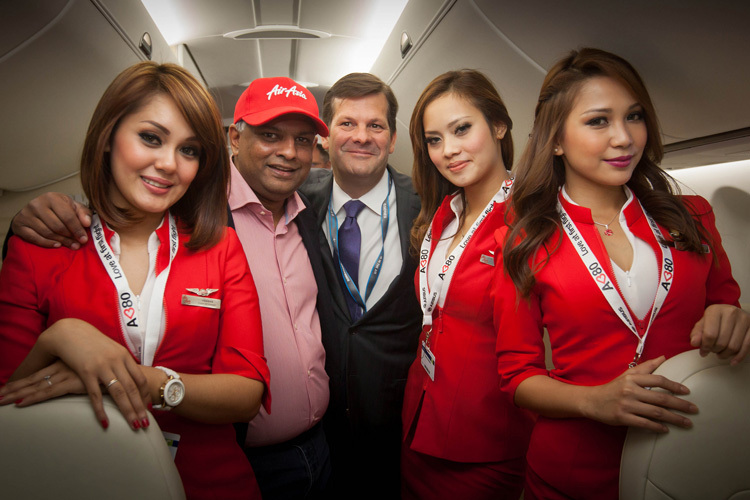 Flugunternehmer Tony Fernandes (mit roter Mütze)