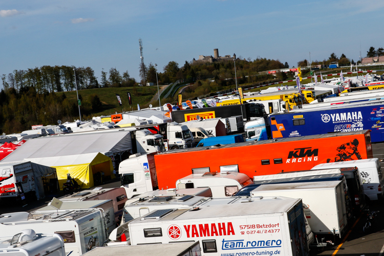 Blauer Himmel und Sonne warten am Nürburgring auf Besucher