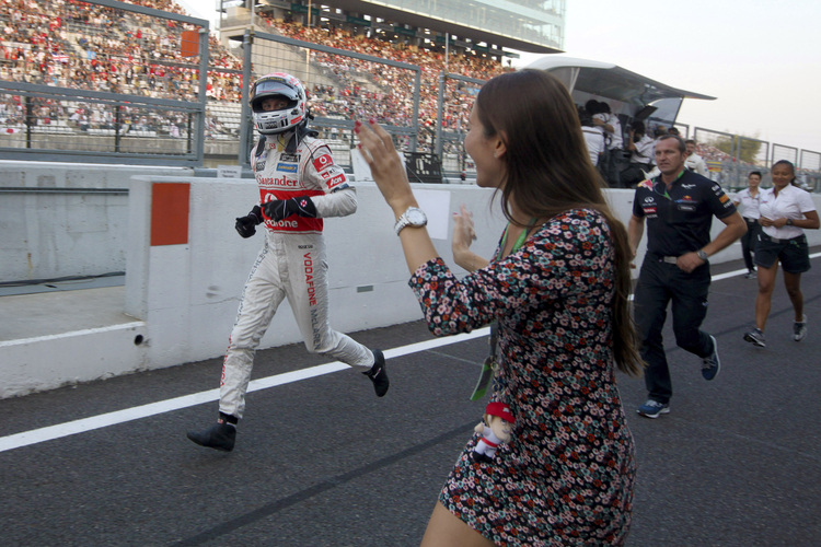 Jenson Button spurtet zur Siegerehrung