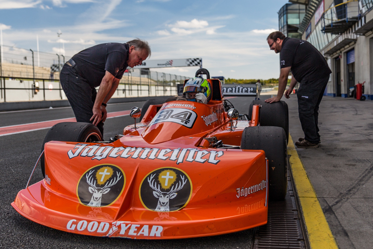 Hans-Joachim Stuck fährt seinen legendären March-Cosworth aus der Formel-1-Saison 1976. 