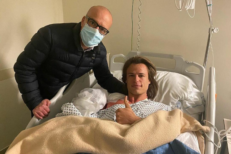 Nicolò Bulega (mit Dr. Porcellini) meldete sich aus dem Krankenhaus