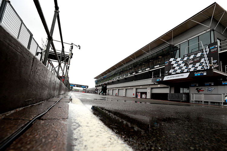 Silverstone: Sogar in der Boxengasse standen die Pfützen