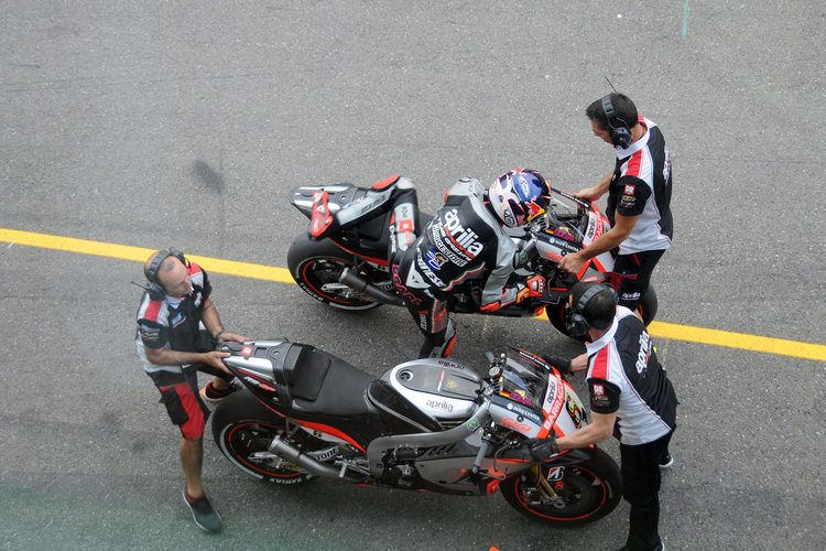 Stefan Bradl beim Üben eines Motorradwechsels in der Saison 2015