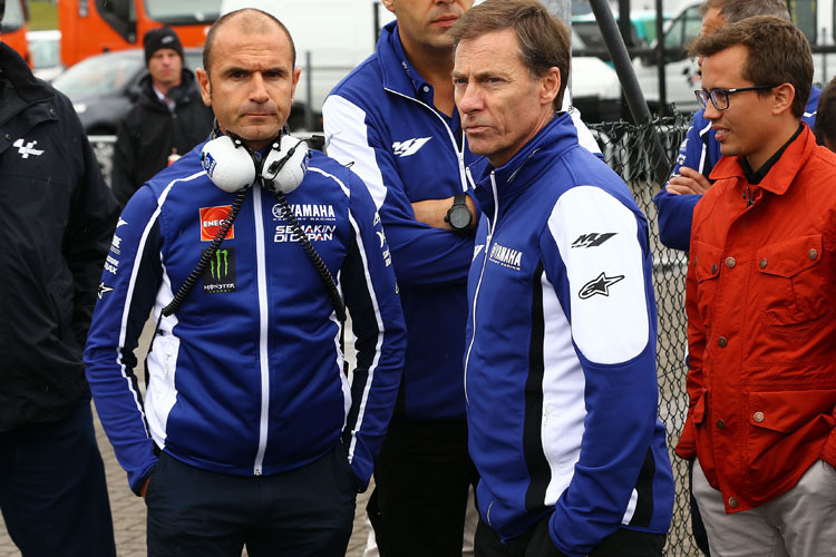 Sorgenvolles Warten vor dem Medical Center: Rossis Teammanager Meregalli, Yamaha-Rennchef Jarvis und Manager Valera (v. li.)