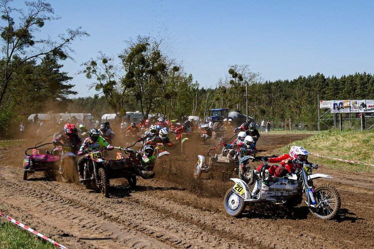 Holeshots und DM-Führung: Peter/Hoffmann vor Uhlig/Kutschke (#69), Janecke/Bothur (#176) und Hengster/Jahn (#914)