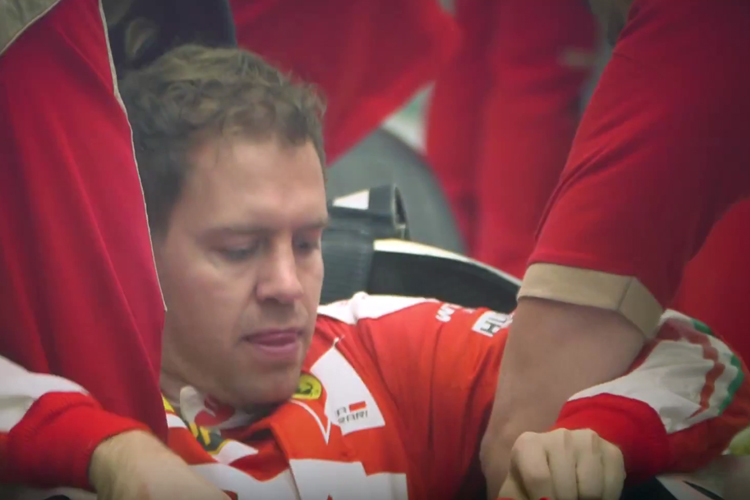 Sitzprobe schon absolviert: Sebastian Vettel setzt sich in seinen neuen Ferrari, der heute präsentiert wird