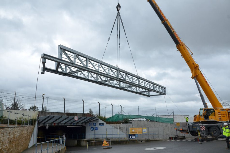 Per Kran wird die Brücke parallel zur Strecke in Le Mans in die Verankerung gehoben